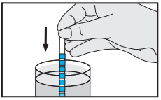 Badania moczu - pasek testowy w próbce moczu
